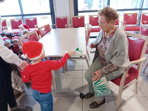 Les enfants de la Maternelle sont allés rendre visite aux personnes âgées